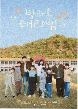 胶片里的夏天海报，放映机与堆叠的胶片盒